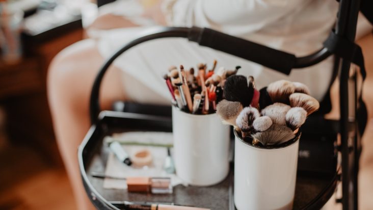 A photo of make up brushes